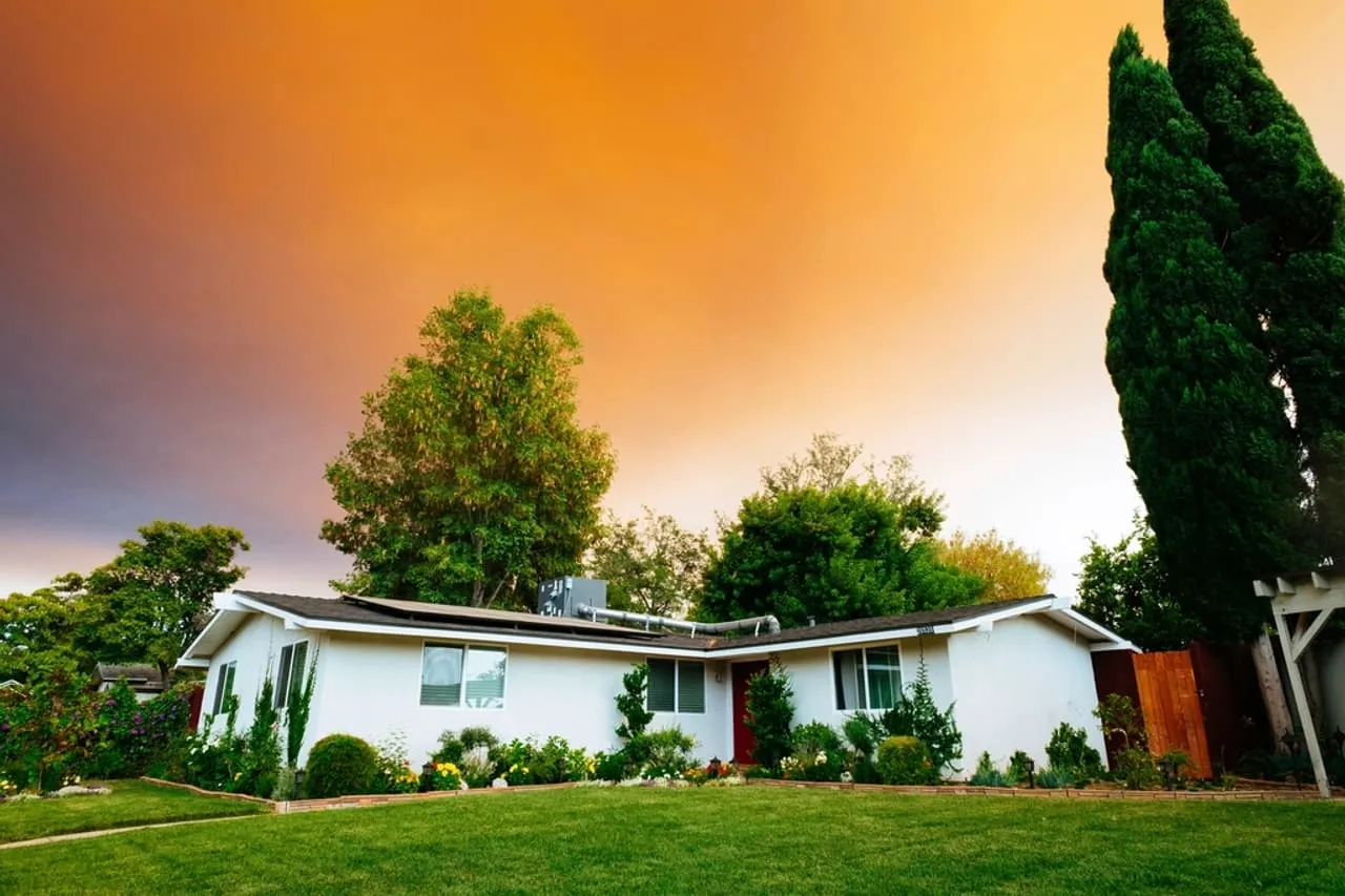 Fachada da casa com jardim na frente – Casa 2 quartos na planta no Meireles (CP-0008), imagem ilustrativa