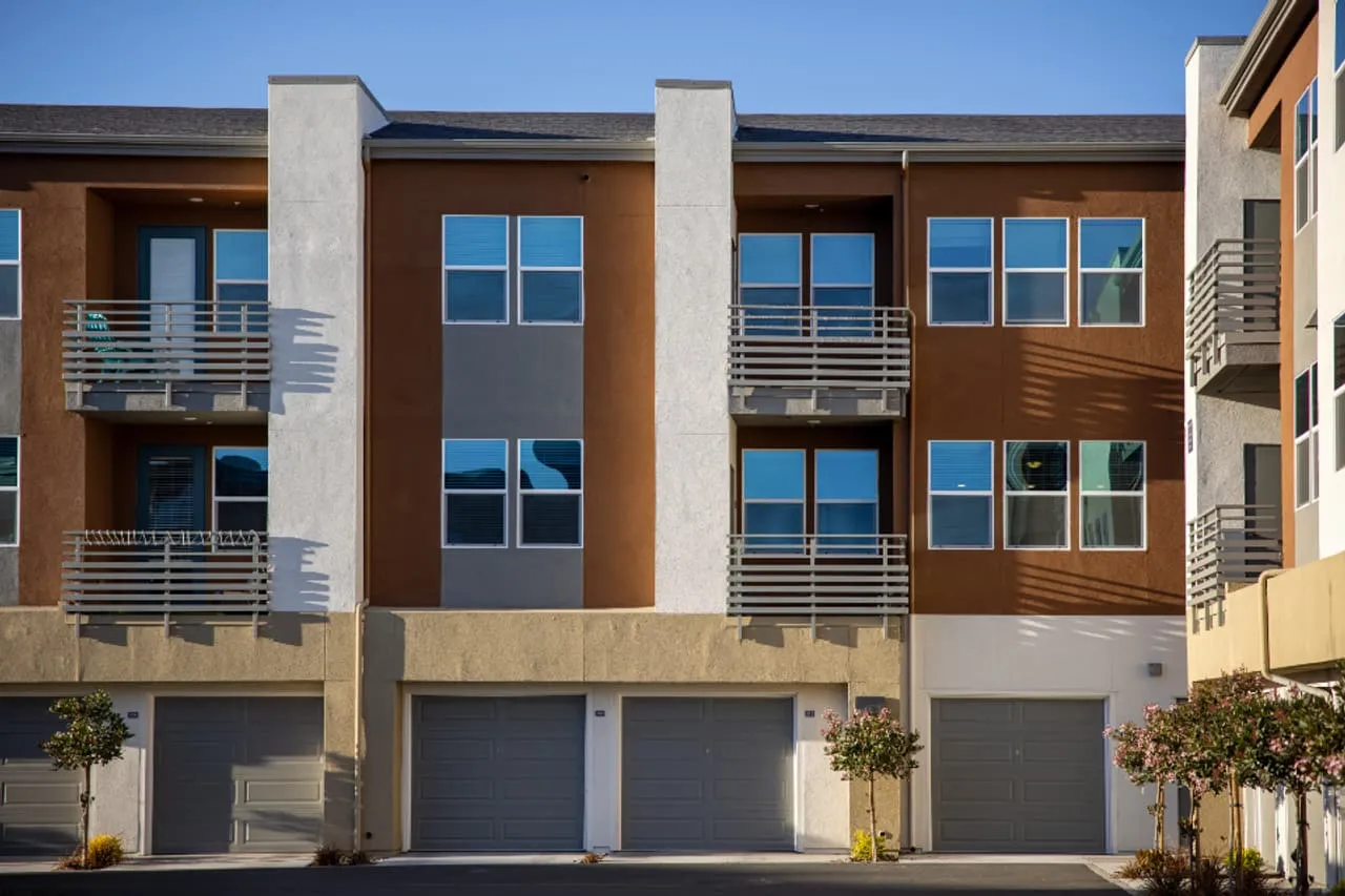 Fachada dos duplex, com garagem – Duplex 2 quartos no Meireles (CP-0009), imagem ilustrativa