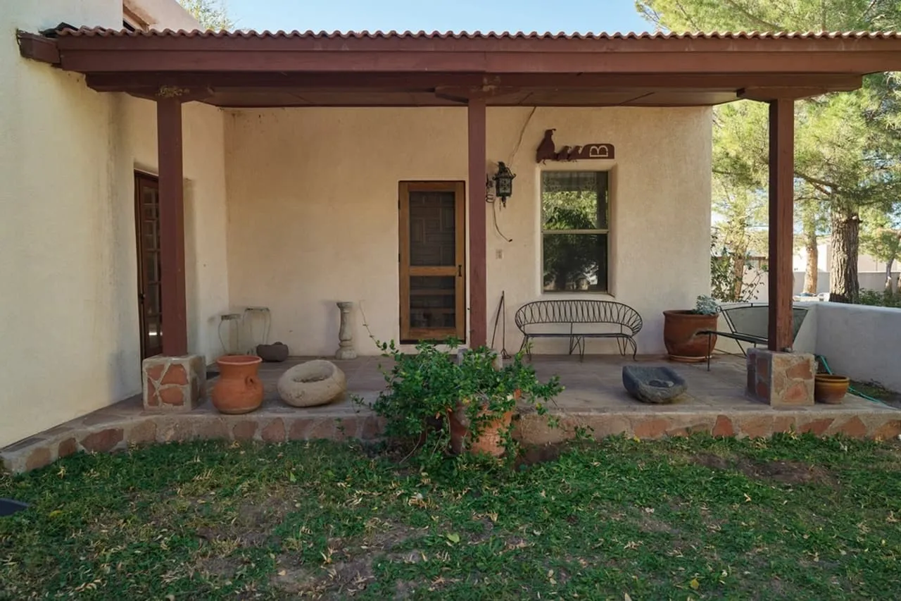 Fachada da casa com jardim na frente – Casa 1 quarto no Cocó (CP-0011), imagem ilustrativa